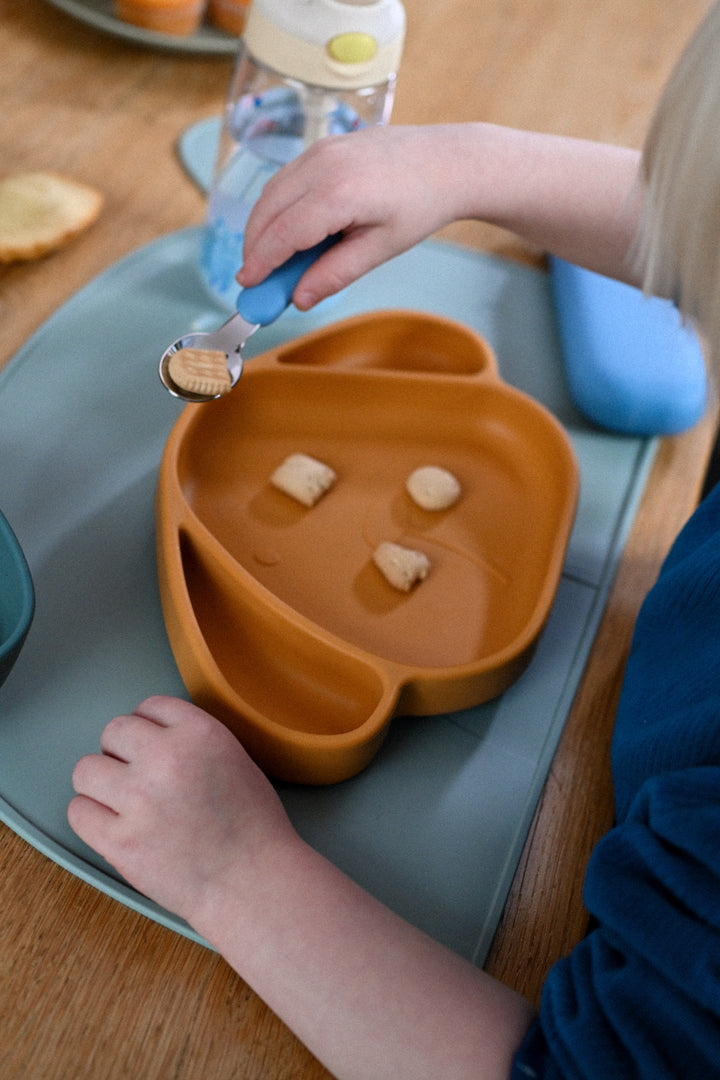 Kinderteller mit Saugfuß aus Silikon Milo Honey