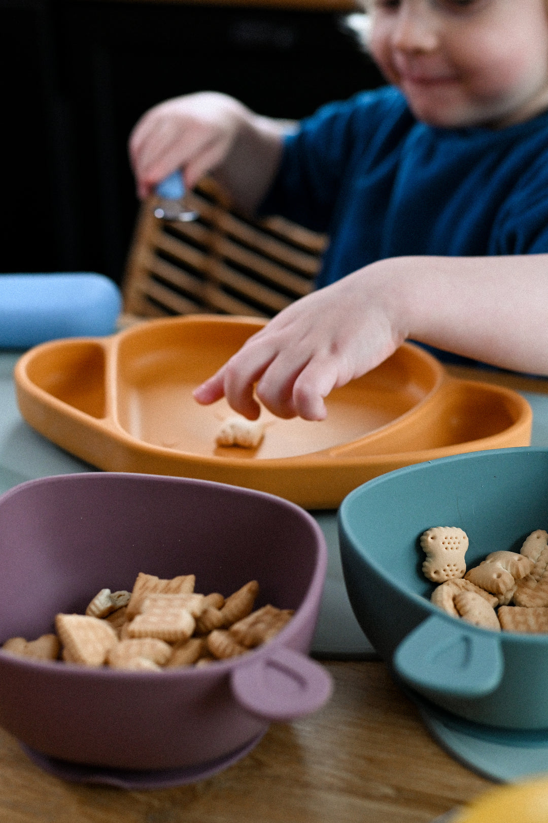 Kinderteller mit Saugfuß aus Silikon Milo Honey