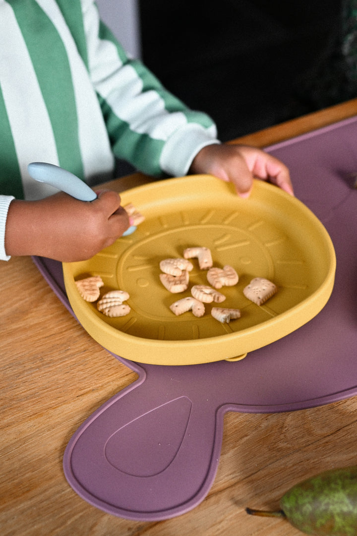 Assiette pour enfants avec base ventouse en silicone Alfie Mustard